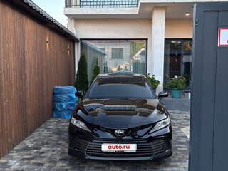 2020 Toyota Camry VIII (XV70), чёрный, 2050000 рублей, вид 3