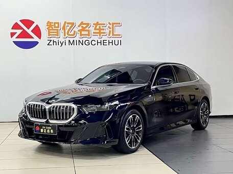 2025 BMW 5 серии Long 530Li xDrive VIII (G60/G61/G68), чёрный, 6930000 рублей, вид 4