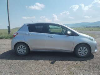 2018 Toyota Vitz III (XP130) Рестайлинг 2, серебристый, 1130000 рублей, вид 2