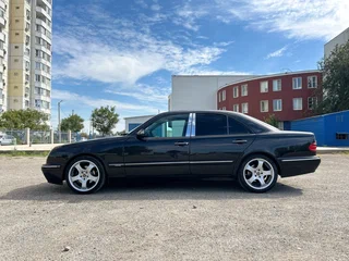 2001 Mercedes-Benz E-Класс 280 II (W210, S210) Рестайлинг, чёрный, 1050000 рублей, вид 3