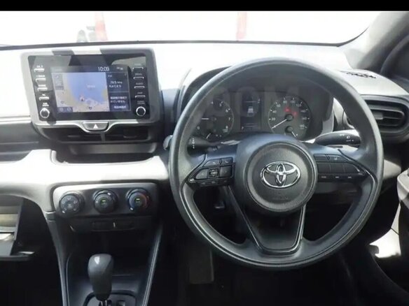 2020 Toyota Yaris IV, серебристый, 1200000 рублей - вид 24