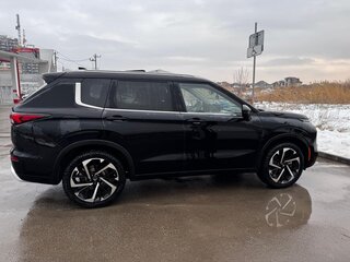 2021 Mitsubishi Outlander IV, чёрный, 4700000 рублей, вид 3