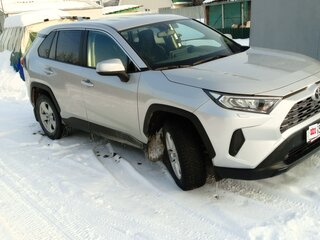 2020 Toyota RAV4 V (XA50), серебристый, 2600000 рублей, вид 2