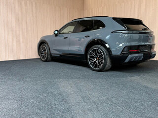 2026 Porsche Cayenne Electric IV, серый, 22000000 рублей, вид 3