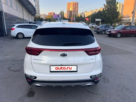 2019 Kia Sportage IV Рестайлинг, белый, 2100000 рублей, вид 4