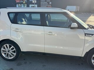 2017 Kia Soul II Рестайлинг, бежевый, 1500000 рублей, вид 3