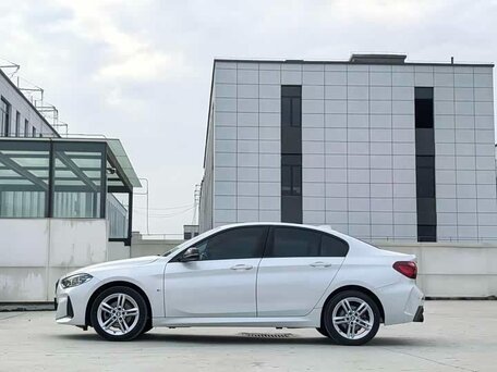 2023 BMW 1 серии 120i III (F52) Рестайлинг, белый, 1880000 рублей, вид 3