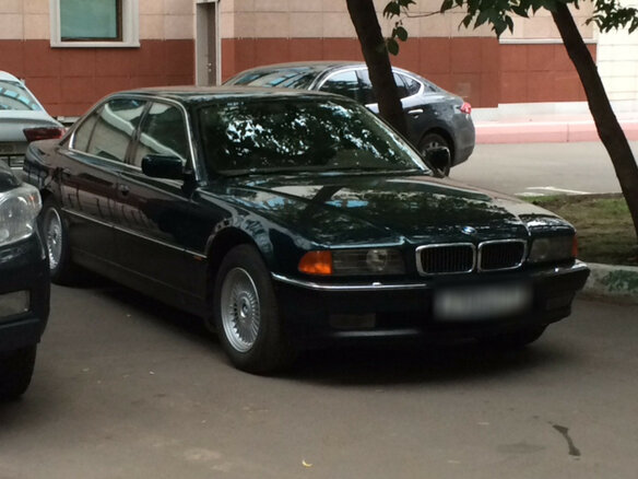 1997 BMW 7 серии 750i III (E38), зелёный - вид 3