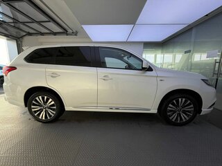 2022 Mitsubishi Outlander III Рестайлинг 3, белый, 2450000 рублей, вид 4