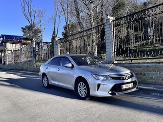 2015 Toyota Camry VII (XV50) Рестайлинг, серебристый, 1950000 рублей, вид 2