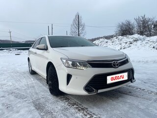2015 Toyota Camry VII (XV50) Рестайлинг, белый, 1830000 рублей, вид 3
