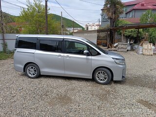 2018 Toyota Voxy III (R80) Рестайлинг, серебристый, 2150000 рублей, вид 3