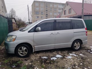 2002 Toyota Noah I (R60), серый, 1100000 рублей, вид 2