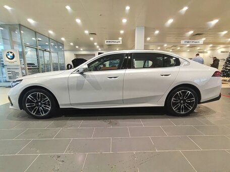 2025 BMW 5 серии Long 530Li xDrive VIII (G60/G61/G68), белый, 7500000 рублей, вид 4