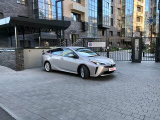 2019 Toyota Prius IV Рестайлинг (XW50), серебристый, 1947000 рублей, вид 3