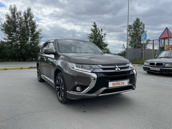 2018 Mitsubishi Outlander PHEV III Рестайлинг 2, коричневый, 3199000 рублей