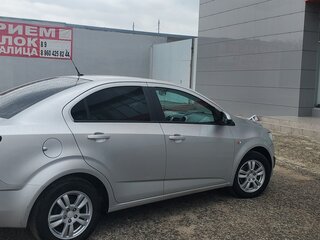 2013 Chevrolet Aveo II, серебристый, 630000 рублей, вид 3