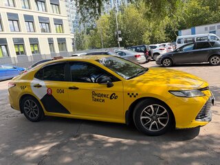 2021 Toyota Camry VIII (XV70), жёлтый, 1650000 рублей, вид 2
