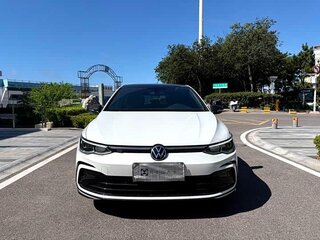 2023 Volkswagen Golf VIII, белый, 1560000 рублей, вид 2