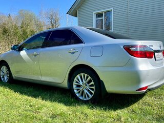 2015 Toyota Camry VII (XV50) Рестайлинг, серебристый, 2050000 рублей, вид 4
