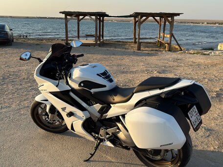 2017 Honda VFR 800, белый, 999000 рублей, вид 5