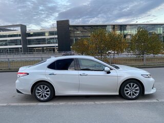 2018 Toyota Camry VIII (XV70), белый, 3000000 рублей, вид 2