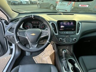 2020 Chevrolet Malibu IX Рестайлинг, белый, 1700000 рублей, вид 3