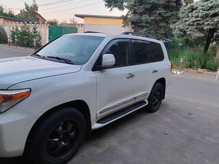 2013 Toyota Land Cruiser 200 Series Рестайлинг 1, белый, 3500000 рублей, вид 2