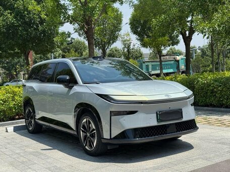 2026 Toyota bZ3X 58.3 kWh, серебристый, 2800077 рублей, вид 3