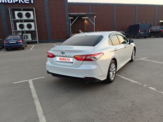 2019 Toyota Camry VIII (XV70), белый, 2250000 рублей, вид 3