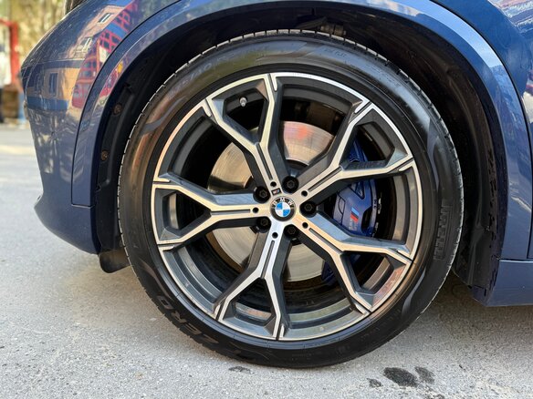 2018 BMW X5 50i IV (G05/G18), синий, 5900000 рублей - вид 13