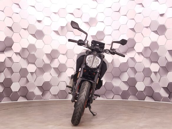 2022 KTM 390 Duke, чёрный - вид 4
