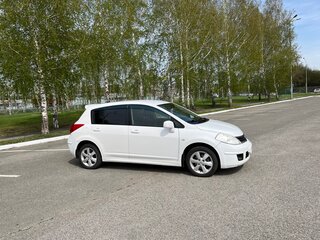 2013 Nissan Tiida I Рестайлинг, белый, 680000 рублей, вид 3