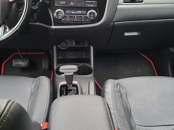 2015 Mitsubishi Outlander III Рестайлинг 2, чёрный, 1350000 рублей - вид 10