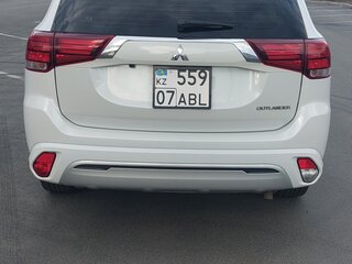 2022 Mitsubishi Outlander III Рестайлинг 3, белый, 2600000 рублей, вид 3