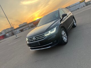 2020 Volkswagen Tiguan II Рестайлинг, чёрный, 3650000 рублей, вид 1
