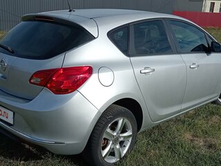 2014 Opel Astra J Рестайлинг, серебристый, 925000 рублей, вид 4