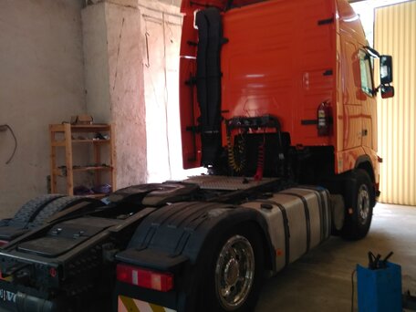 2010 Volvo FH, оранжевый, 4100000 рублей, вид 3