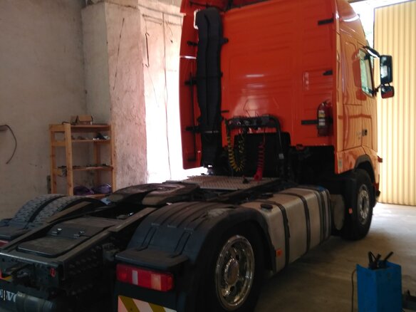 2010 Volvo FH, оранжевый, 4100000 рублей - вид 2
