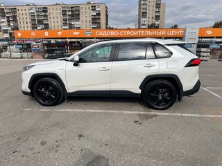 2021 Toyota RAV4 V (XA50), белый, 4400000 рублей, вид 4