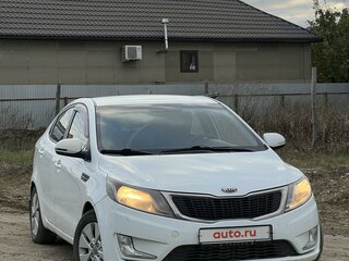 2013 Kia Rio 5-speed III, белый, 860000 рублей, вид 4