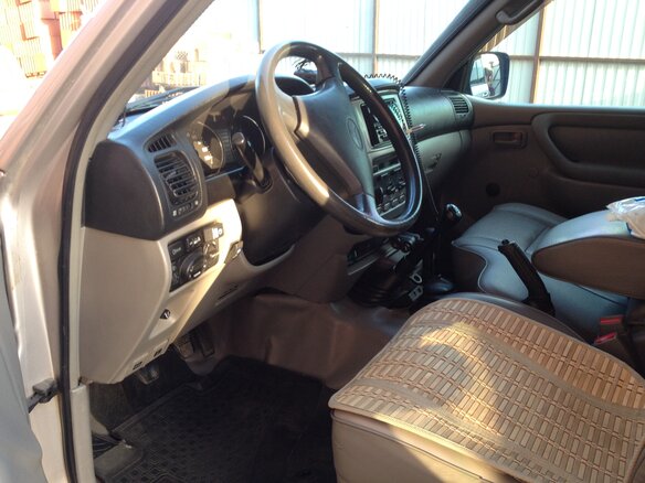 2003 Toyota Land Cruiser 105 100 Series Рестайлинг 1, серебристый - вид 2