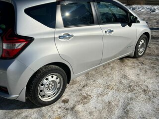2018 Nissan Note e-Power II Рестайлинг, серебристый, 1070000 рублей, вид 2