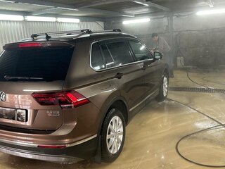 2017 Volkswagen Tiguan II, коричневый, 2400000 рублей, вид 3
