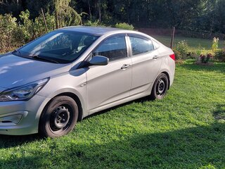 2015 Hyundai Solaris I Рестайлинг, серебристый, 650000 рублей, вид 1