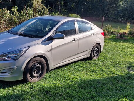 2015 Hyundai Solaris I Рестайлинг, серебристый, 650000 рублей, вид 1