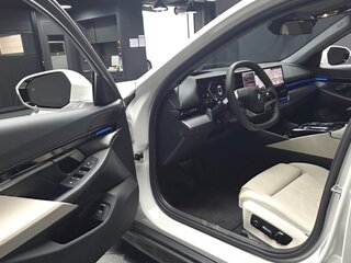 2024 BMW 5 серии 520i VIII (G60/G61/G68), белый, 5983000 рублей, вид 5