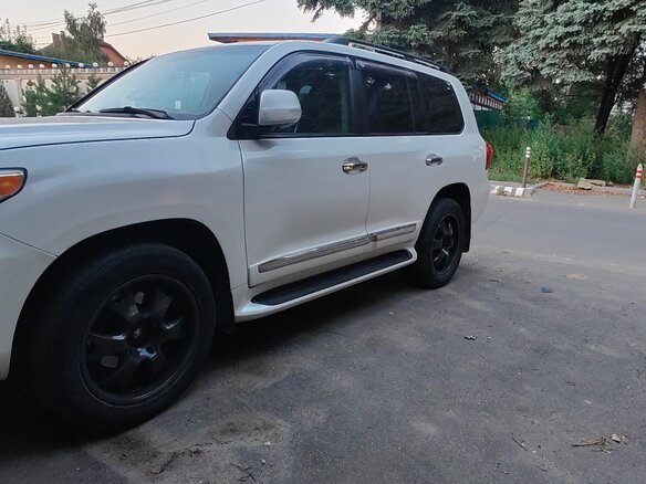2013 Toyota Land Cruiser 200 Series Рестайлинг 1, белый, 3500000 рублей - вид 4
