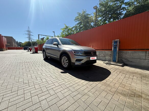 2017 Volkswagen Tiguan II, серебристый, 2350000 рублей - вид 3