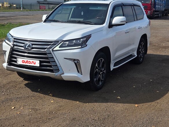 2017 Lexus LX 570 III Рестайлинг 2, белый, 7900000 рублей